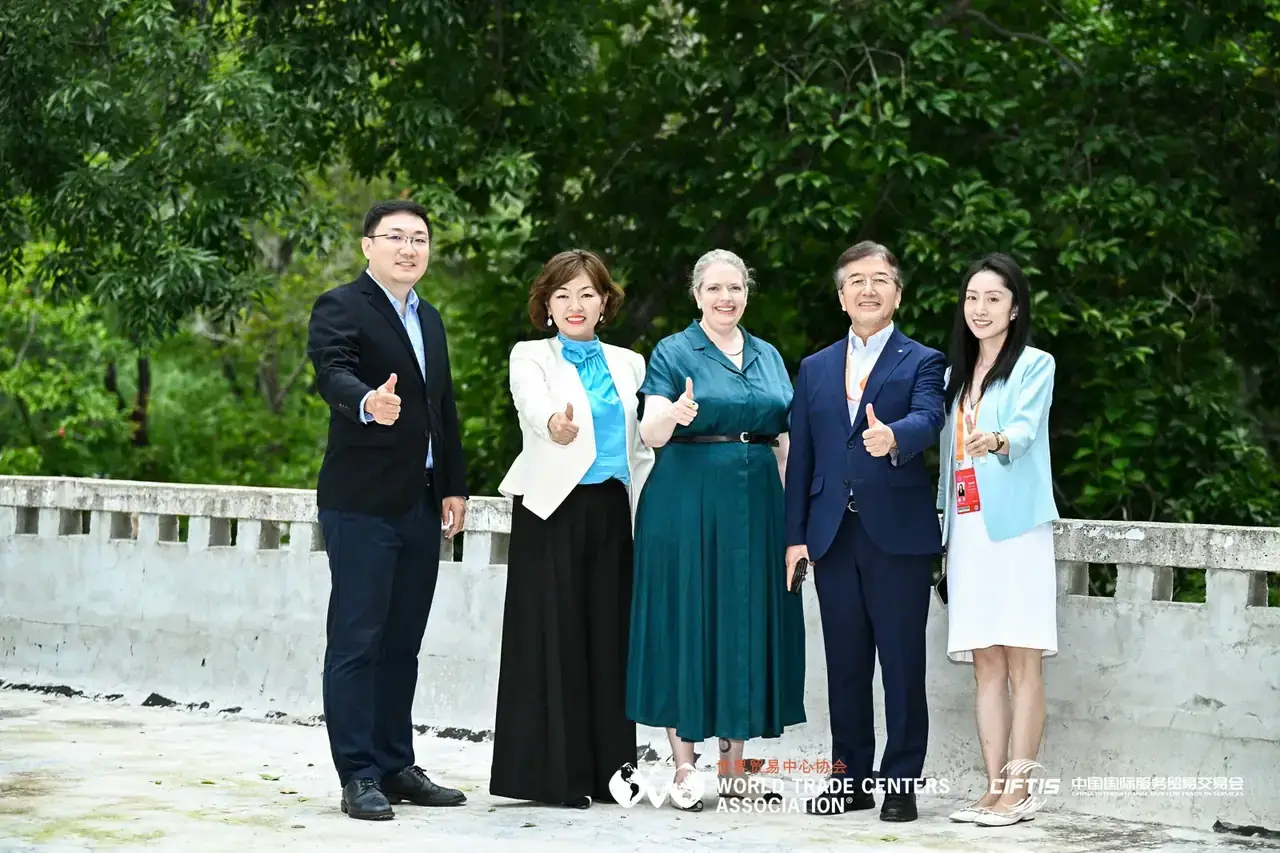 代表团于服贸会户外合影